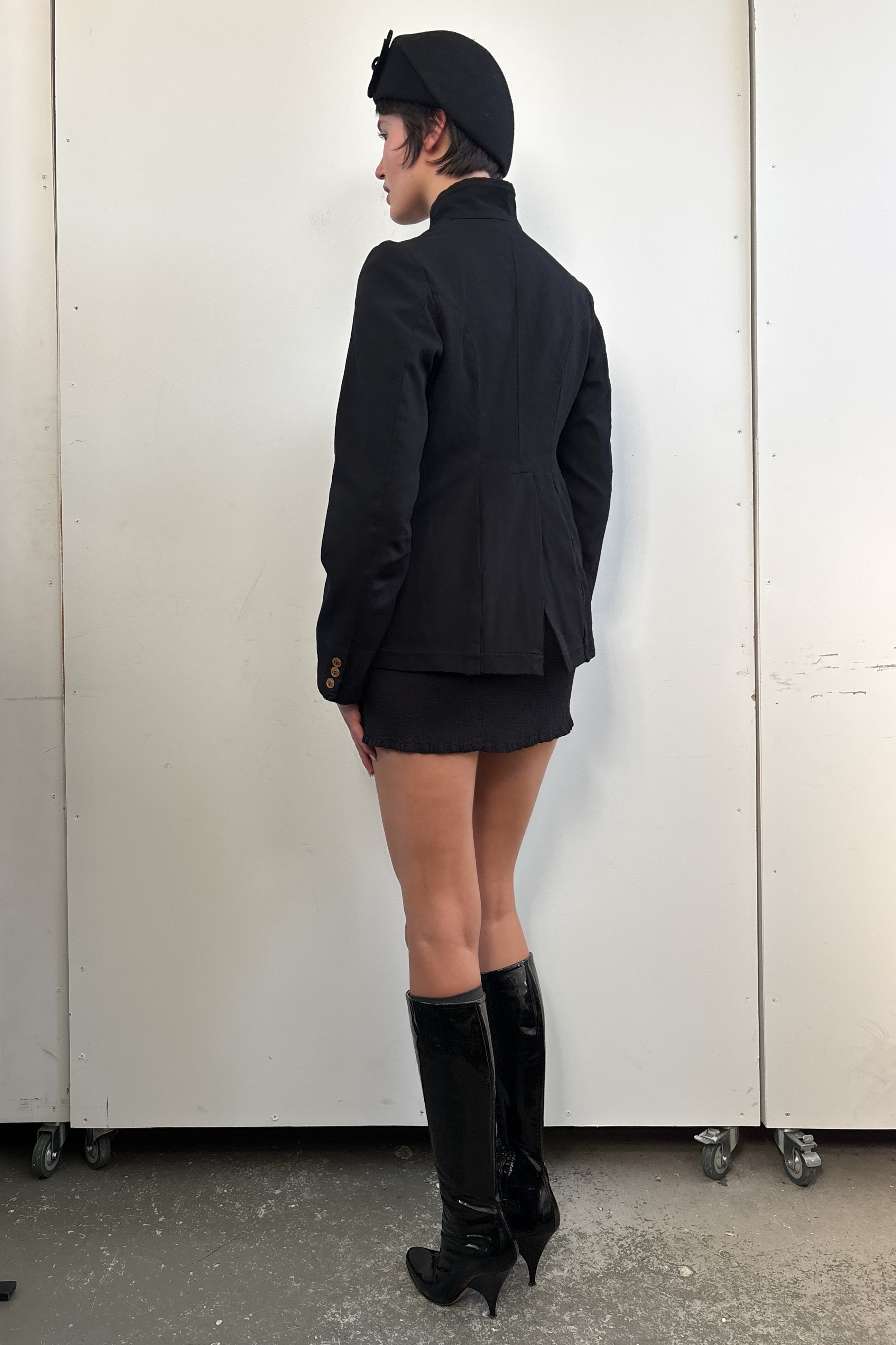COMME DES GARCONS CURVED HEM BLAZER